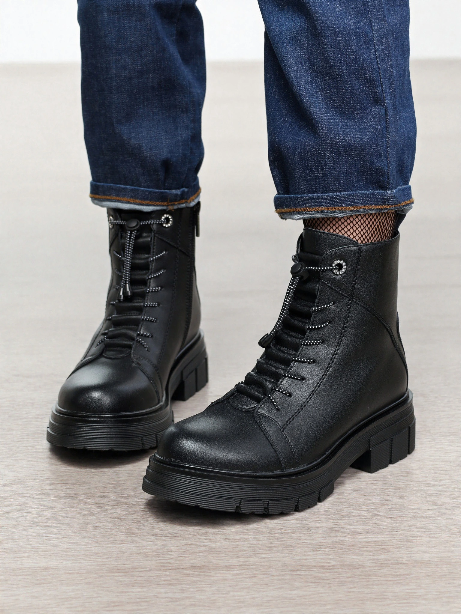 Ботинки черного цвета на рельефной подошве